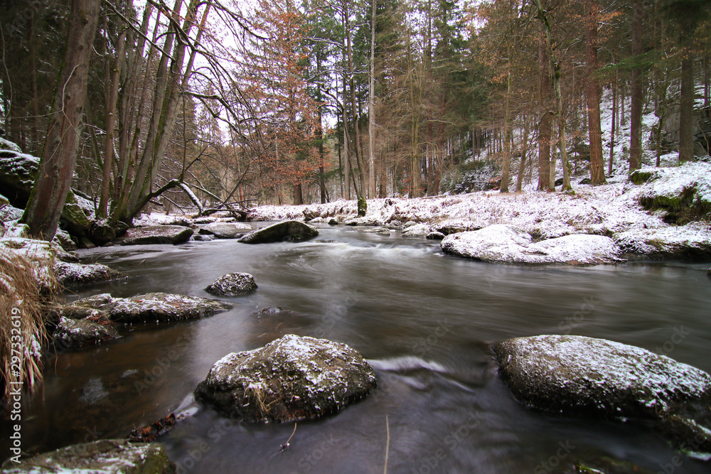 Bachlauf der Waldnaab im Waldnaabtal mit einigen Steinen Bachlauf der Waldnaab im Waldnaabtal mit einigen Steinen