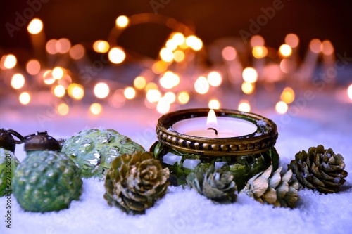 Weihnachtsdekoration mit Ke...