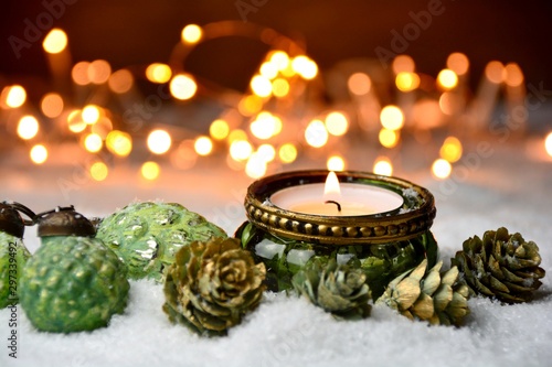 Weihnachtsdekoration mit Ke...