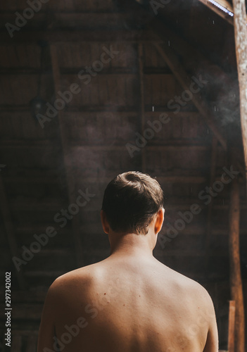 Obraz na płótnie A naked man is standing in the sauna. Rear view w salonie