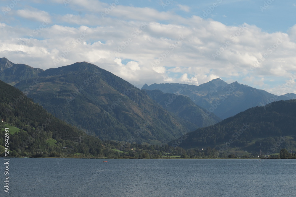 Berge um Zell am See in Österreich herum mit Wolken
