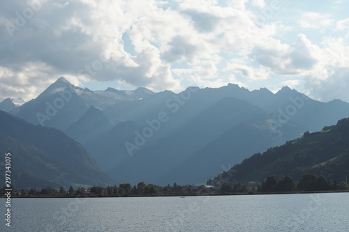 Berge um Zell am See in Österreich herum mit Wolken