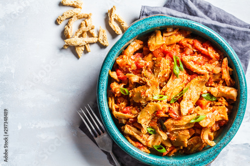 Canvastavla Soy vegan meat in tomato sauce in blue dish on a gray concrete background