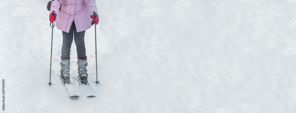 Φωτογραφία Woman legs in ski boots on snow landscape with copy space, travelling vacation concept