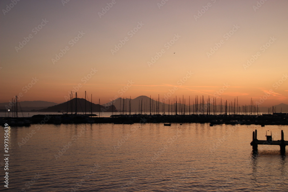 Lever de soleil sur le port de l’île de Procida et le Vésuve / Baie de Naples /Italie (2)