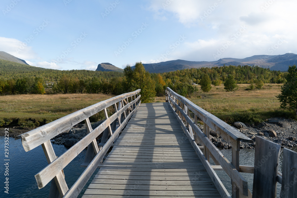 Holzbrücke in Norwegen im Herbst 