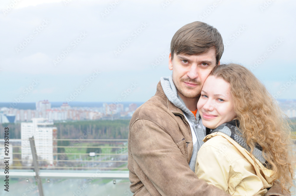 two lovers embracing in the background of the city skyline