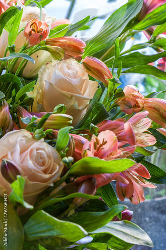 Blumenstrauss mit Rosen und Alstromeria photo