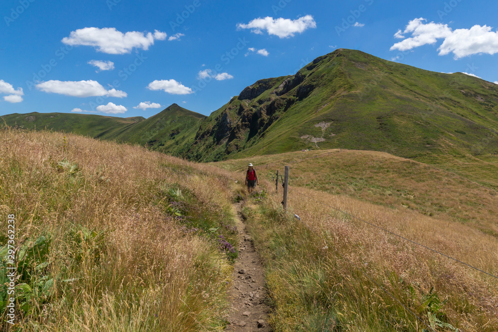 Le Puy Griou. Randonnée pédestre dans les monts du Cantal en Auvergne, France Le Puy Griou. Randonnée pédestre dans les monts du Cantal en Auvergne, France