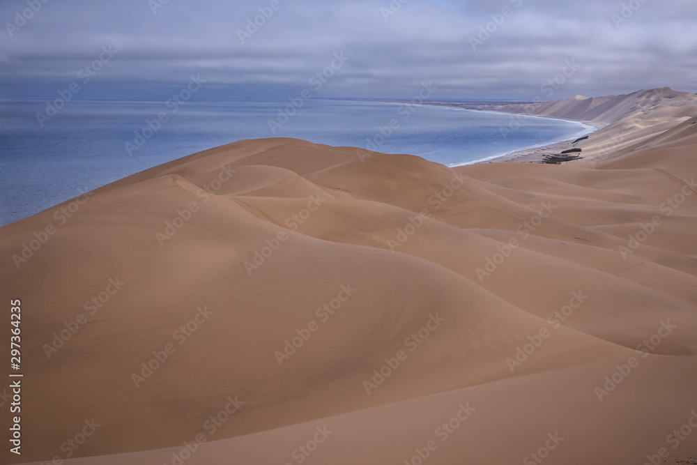 Dune de sable géante sur la côte de l'océan Atlantique en Namibie - Afrique