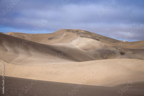 Dune de sable jaune du désert sur la côte Atlantique en Namibie