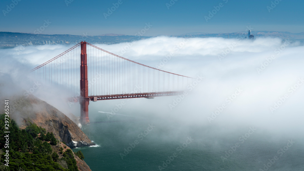 Obraz premium San Francisco Fog Golden Gate Fog View