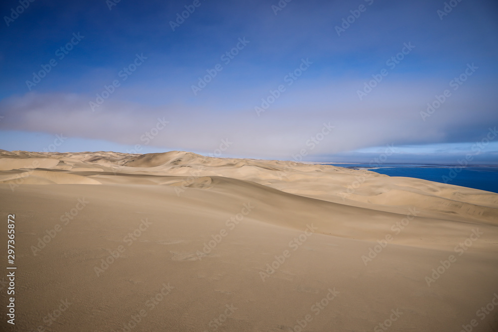 Dune de sable jaune dominant l'océan Atlantique en Namibie - Afrique
