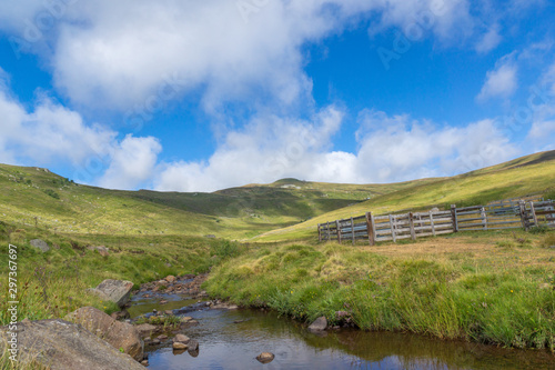 Ruisseau, rivière, eau. Randonnée vers le Plomb du Cantal en Auvergne, France