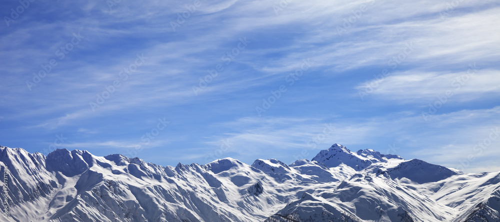 Obraz premium Sunlight snowy mountains in wind day