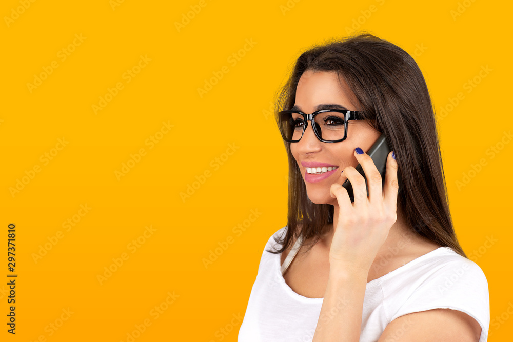smiling casual brunette woman talking on mobile phone smiling casual brunette woman talking on mobile phone