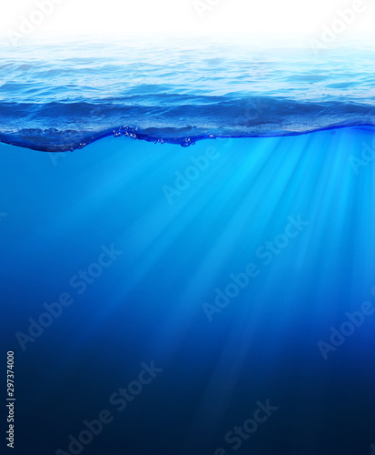 Under Water Sea background Promienie świetlne pod głęboką wodą z powierzchnią fali powyżej