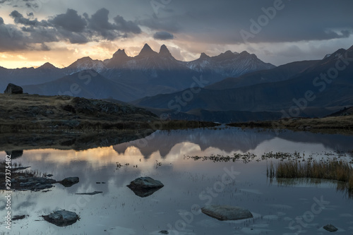 Lever du soleil  sur Lac Guichard avec les Aiguilles d' Arves à l' automne dans les Alpes photo