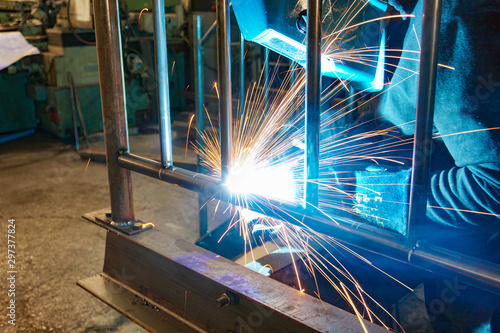 Konstfotografi A welder at work in a workshop produces metal structures