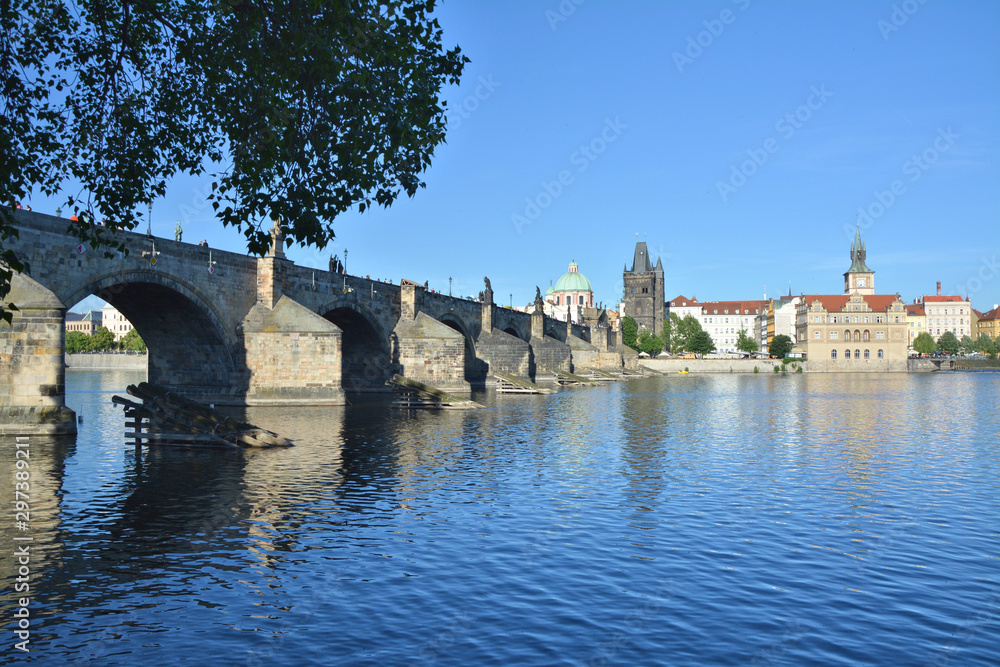 Obraz premium Charles bridge and Vltava river view