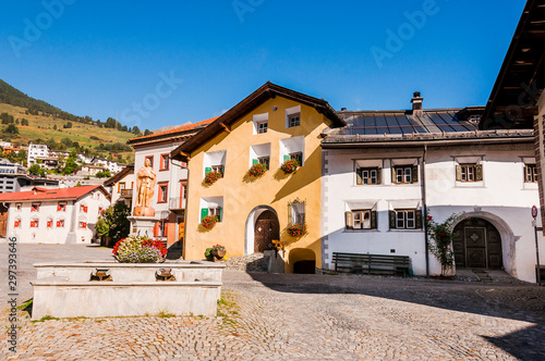 Scuol, Engadiner Dorf, Brunnen, Unterengadin, Engadin, Engadiner Häuser, Alpen, Graubünden, Sommer, Schweiz © bill_17