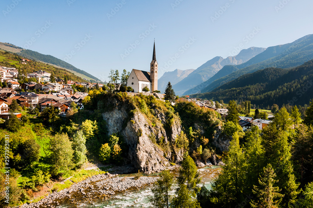 Scuol, Kirche, Engadiner Dorf, Unterengadin, Alpen, Gebirge, Wanderweg, Nationalpark, Graubünden, Sommer, Schweiz