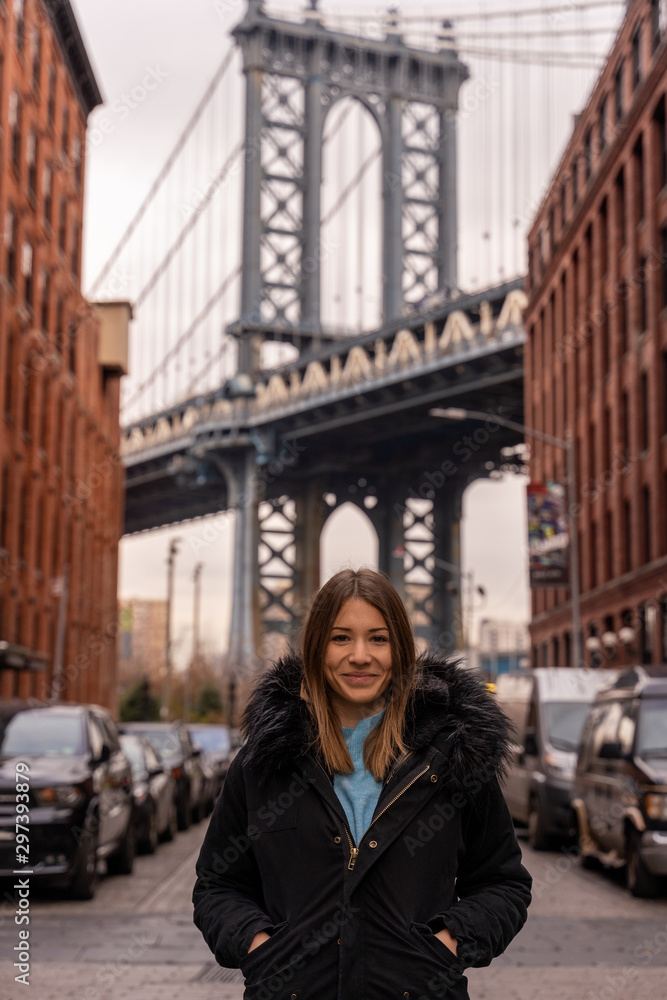 portrait of a tourist in front of the Manhattan bridge in new york