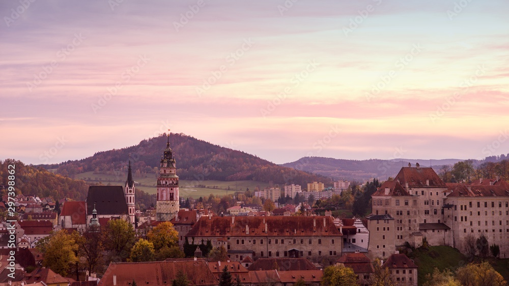 Obraz premium Autumn view of the state chateau Czech Krumlov, view of the city.