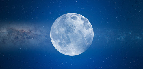 Fototapete Vollmond Blauer Vollmond vor Milchstraße  © muratart