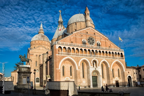 piazza del santo mit basilica im abendlicht in padua, italien. photo