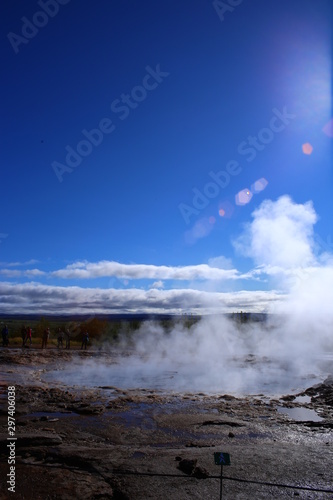 Géiser Strokkur en erupción humeante en Islandia 