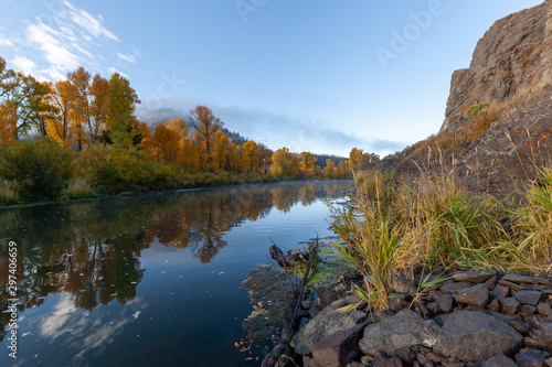 Fototapeta Naklejka Na Ścianę i Meble -  Late autumn morning on the Frasier rive.