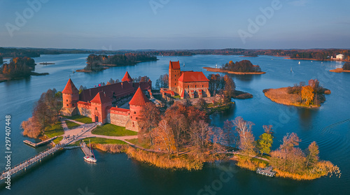 Tableau sur toile Beautiful drone landscape image of Trakai castle