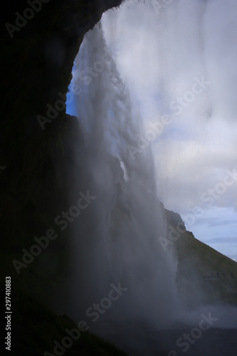 Cascada Seljalandfoss en islandia con caida de agua en Islandia
