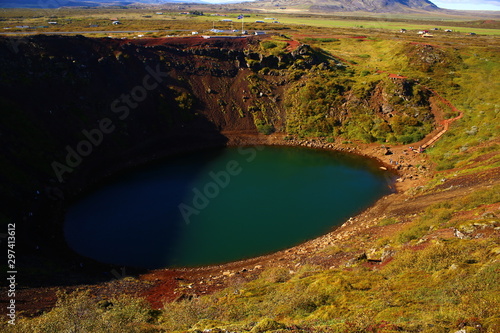 Crater Kerid en Islandia desde vista alta en un amanecer