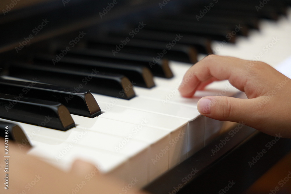 ピアノを弾く子供の手(4歳児)