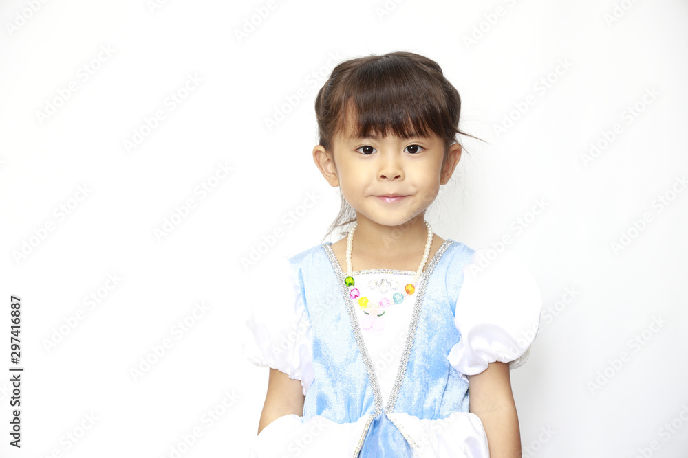ドレスを着る幼児(4歳児) ドレスを着る幼児(4歳児)