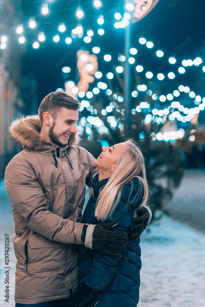 Φωτογραφία Outdoor close up portrait of young beautiful couple posing on street