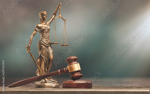 Foto Justice Scales and books and wooden gavel on table