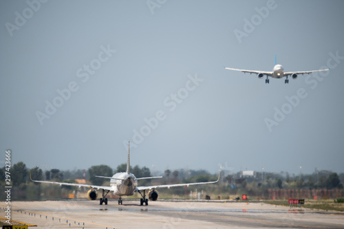Aviones despegando y aterrizando