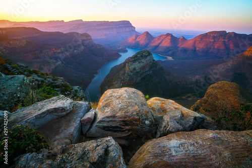 Obraz na płótnie three rondavels and blyde river canyon at sunset, south africa 85 w salonie