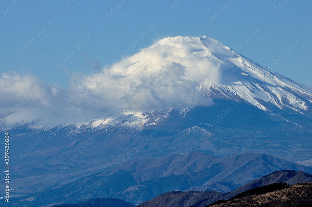 雲かかる富士山