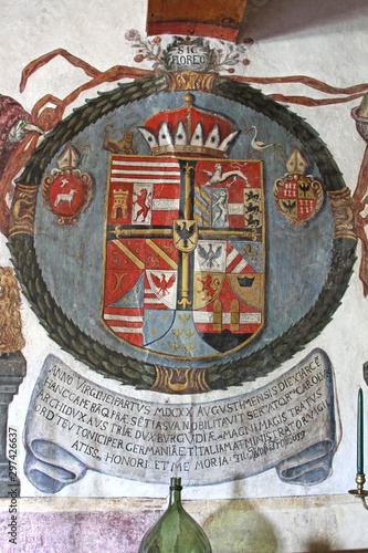 stemma nobiliare in memoria della presenza dell'arciduca Carlo d'Austria;  Castel Trostburg presso Ponte Gardena (Bolzano)