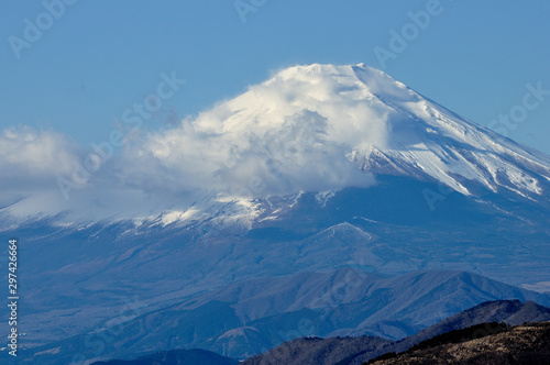 雲かかる富士山