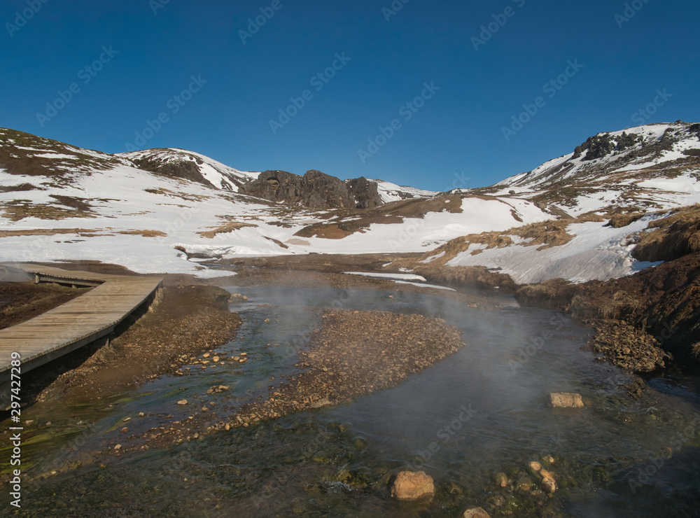 Gletscherwasser und geothermale Quellen in Island