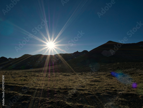 Eine Bergkette mit Herz vor untergehender Sonne