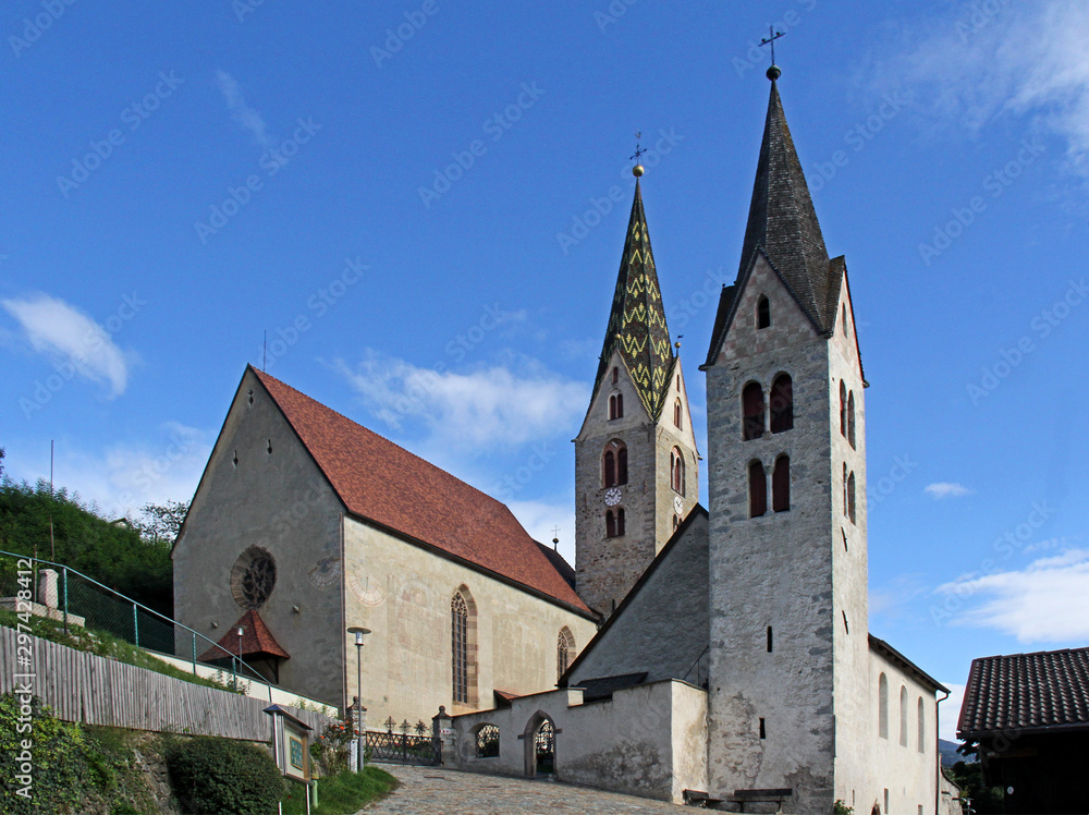 Villandro (Bolzano); la chiesa parrocchiale e la cappella di San Michele