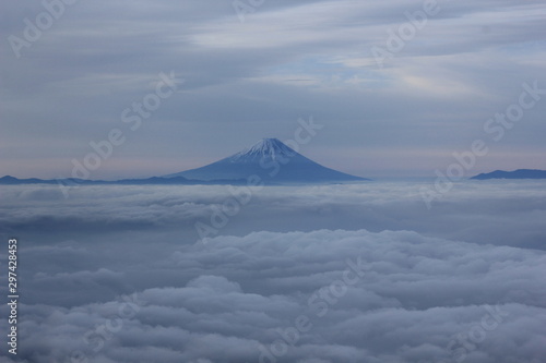 雲海に浮かぶ山々 © 健 大澤