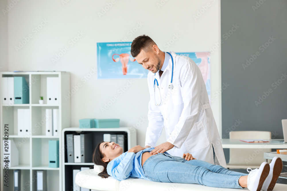 Obraz premium Male gynecologist working with woman in clinic