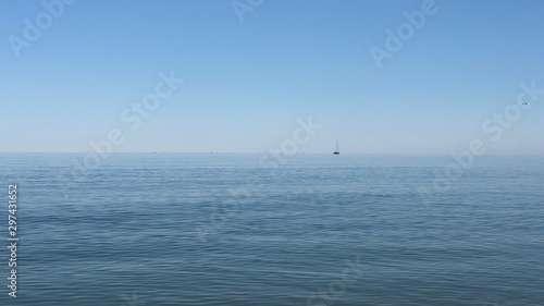 Schiff am Horizont des Schwarzen Meeres